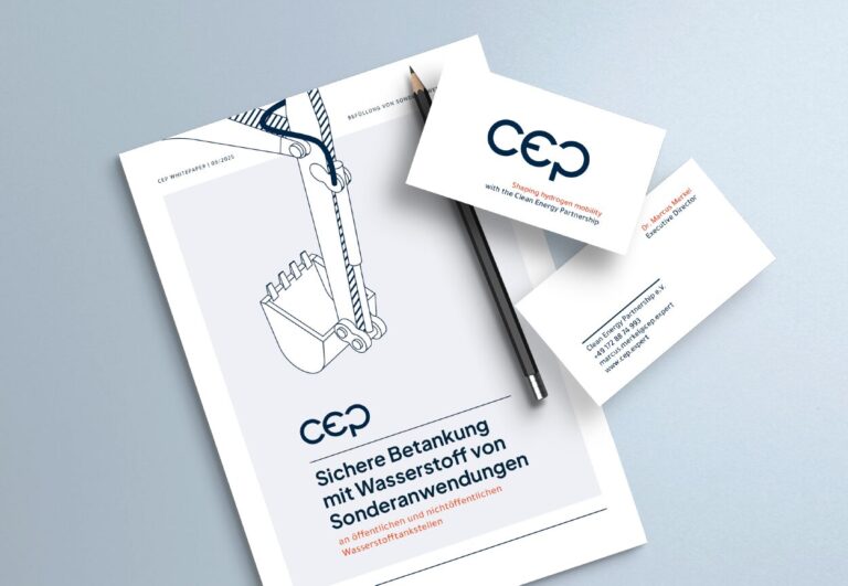 Mockup eines CEP-Whitepaper und Visitenkarten