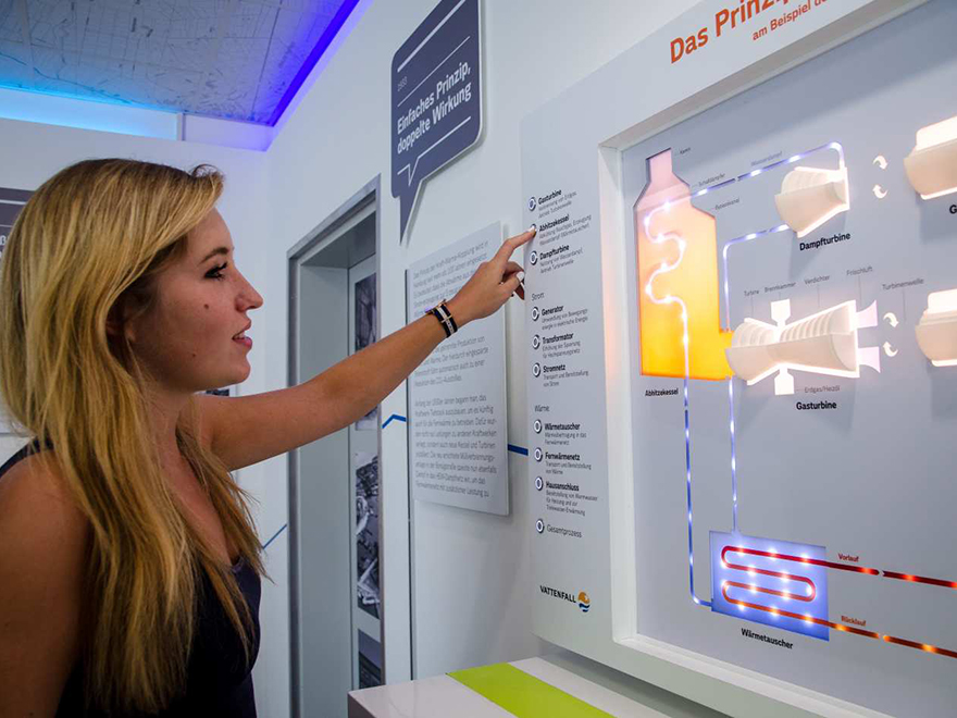 Foto einer Frau vor einer interaktiven Tafel in der Ausstellung Inforaum Vattenfall Tiefstack