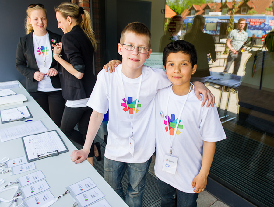 Foto zweier Kinder, Arm in Arm vor einem Tisch, bei der Auftaktveranstaltung auf Gut Karshöhe